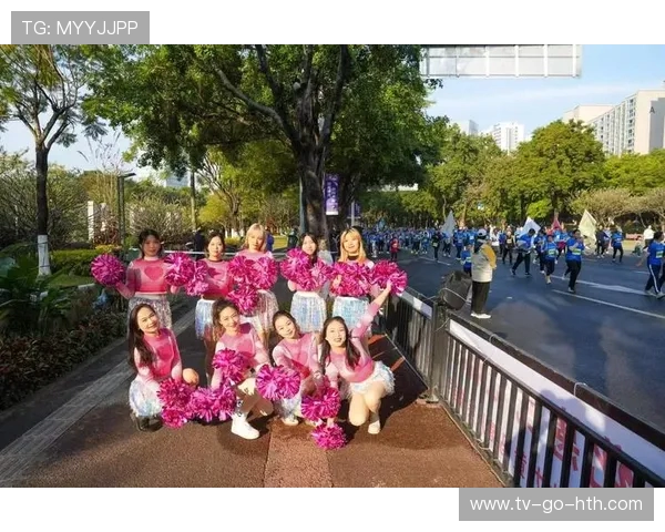 深圳城市马拉松街舞队精彩配合展现团队精神与活力 深圳城市马拉松街舞队精彩配合展现团队精神与活力